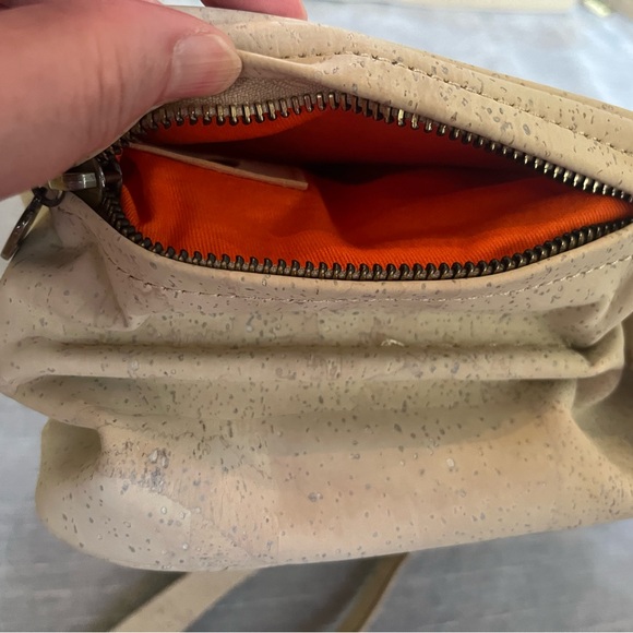 Elegant Cream Crocodile-Embossed Shoulder Bag - Picture 9 of 10